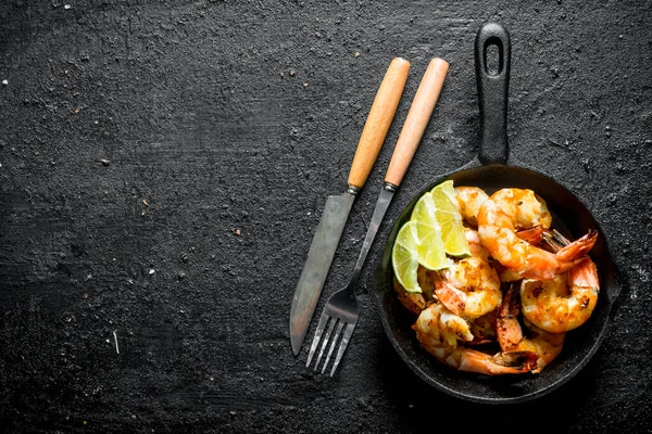 Freshly Fried Shrimps Pan Slices Lime Black Rustic Background — Stock Photo, Image