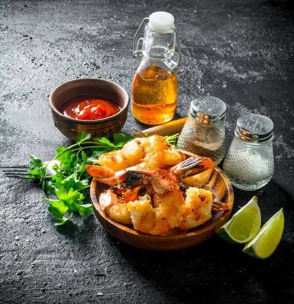 Spicy Shrimps Bowl Slices Lime Parsley Sauce Black Rustic Background — Stock Photo, Image
