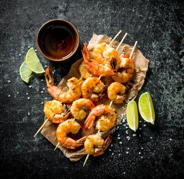 Grilled Shrimps Paper Cut Lime Dark Rustic Background — Stock Photo, Image