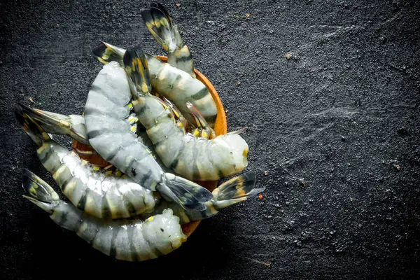 Crevettes Tigrées Fraîches Sur Une Assiette Sur Fond Rustique Noir — Photo