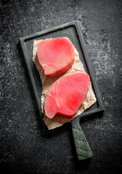 Kesme Tahtası Nda Çiğ Ton Balığı Bifteği Koyu Rustik Arka — Stok fotoğraf