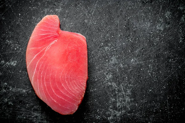 Taze Çiğ Ton Balığı Bifteği Koyu Rustik Arka Plan Üzerinde — Stok fotoğraf