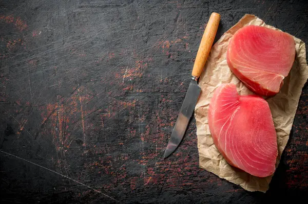 Bıçakla Kağıda Taze Çiğ Ton Balığı Biftekleri Koyu Rustik Arka — Stok fotoğraf