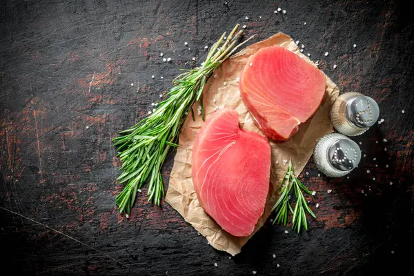 Biberiye Baharatlar Ile Kağıt Üzerinde Ham Ton Balığı Fileto Koyu — Stok fotoğraf