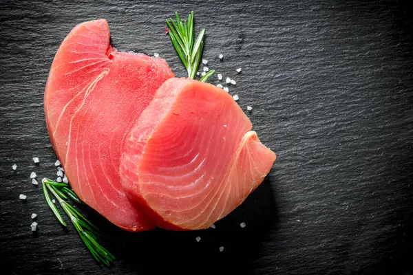 Biberiyeli Taze Çiğ Ton Balığı Biftek Siyah Rustik Arka Plan — Stok fotoğraf