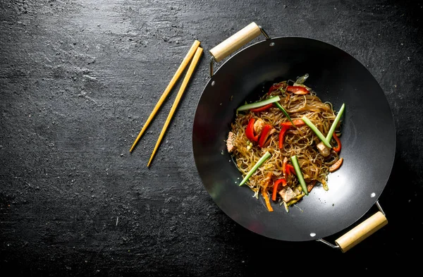Chinese Wok Hot Asian Cellophane Noodles Frying Pan Wok Dark — Stock Photo, Image