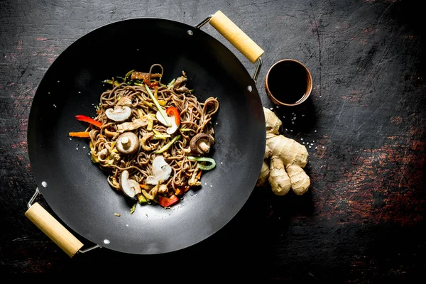中国锅 亚洲的面条 蔬菜和蘑菇 在黑暗的质朴背景 — 图库照片