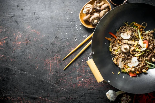 Sığır eti, mantar ve sebze ile lezzetli Çin soba wok erişte. Koyu rustik arka plan üzerinde