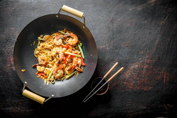 Fideos Udon Asiáticos Recién Cocinados Con Verduras Camarones Sobre Fondo — Foto de Stock