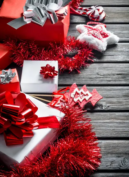 Witte Rode Kerst Geschenkdozen Met Decoraties Houten Ondergrond — Stockfoto