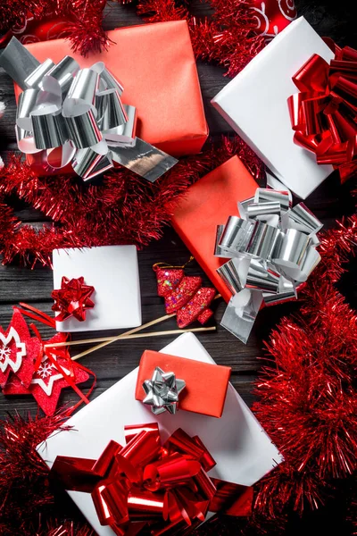 Samenstelling Van Kerstcadeaus Decoraties Een Donkere Houten Ondergrond — Stockfoto