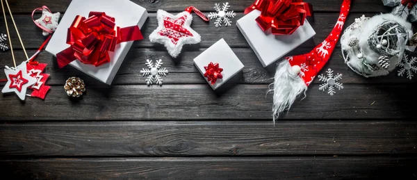 Witte Kerstcadeaudozen Met Kerstversiering Een Donkere Houten Ondergrond — Stockfoto