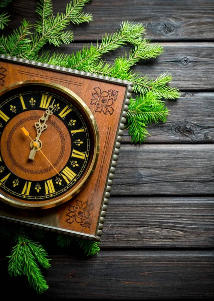 Relógio Natal Retrô Com Ramos Abeto Fundo Madeira Escuro — Fotografia de Stock