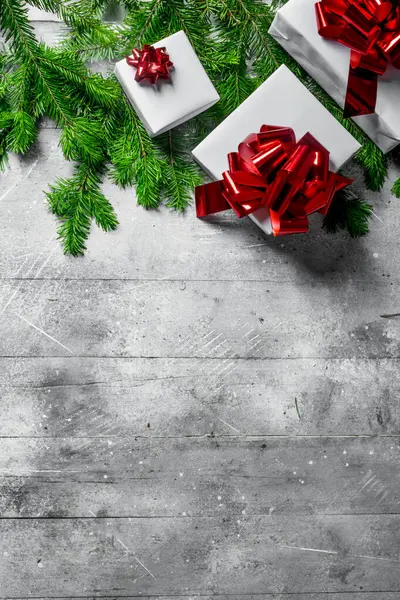 Collectie Van Kerstcadeaudozen Met Dennentakken Witte Rustieke Achtergrond — Stockfoto