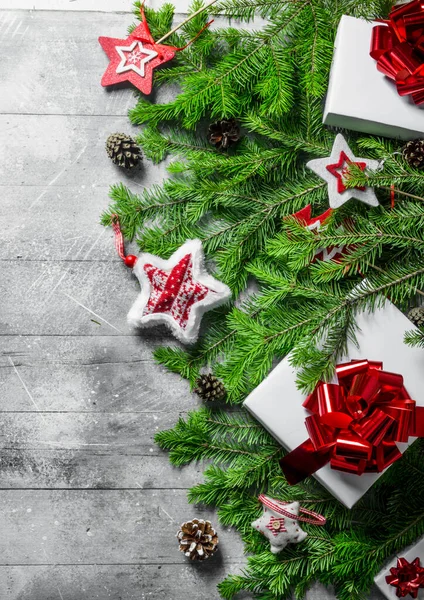 Geschenkdozen Met Kerstversiering Kegels Dennentakken Witte Rustieke Achtergrond — Stockfoto