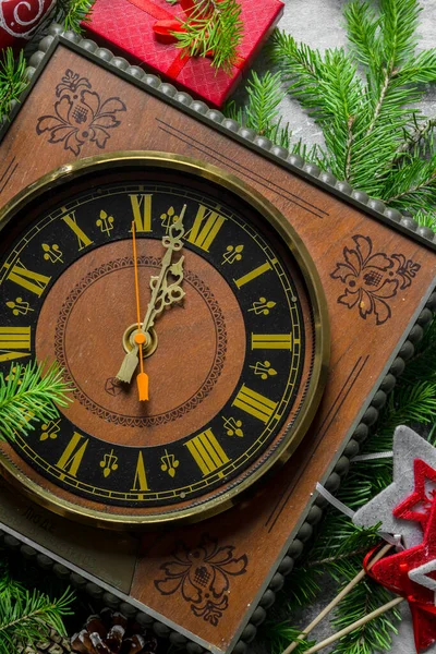 Weihnachtsuhr Mit Rotem Geschenkkarton Und Tannenzweigen Auf Rustikalem Hintergrund — Stockfoto