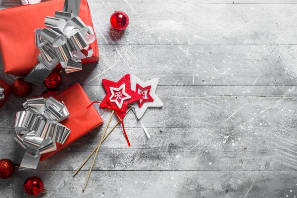 Cadeaudoosjes Met Kerstspeelgoed Witte Rustieke Achtergrond — Stockfoto