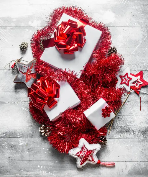 Witte Geschenkdozen Met Rode Strikken Kerstknutsel Witte Rustieke Achtergrond — Stockfoto