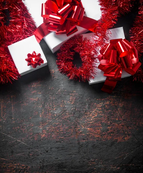 Witte Geschenkdozen Met Rode Strikken Kerstknutsel Een Donkere Rustieke Achtergrond — Stockfoto
