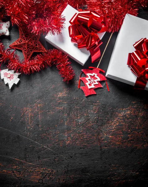 Diverse Kerstversieringen Geschenken Een Donkere Rustieke Achtergrond — Stockfoto