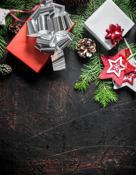 Kerst Geschenkdozen Met Sparren Takken Kegels Een Donkere Rustieke Achtergrond — Stockfoto