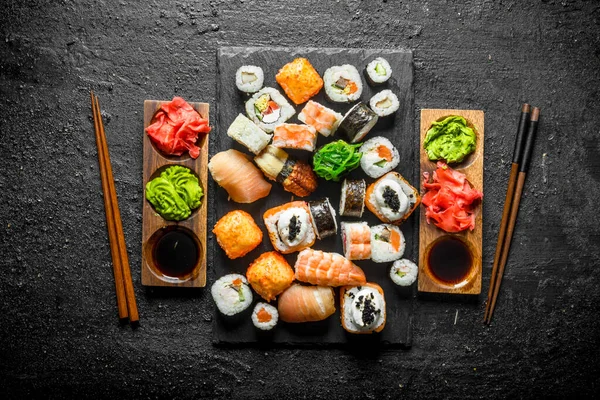 Набір Японських Суші Рулонах Двох Соусами Паличками Їжі Чорному Сільському Стокове Зображення