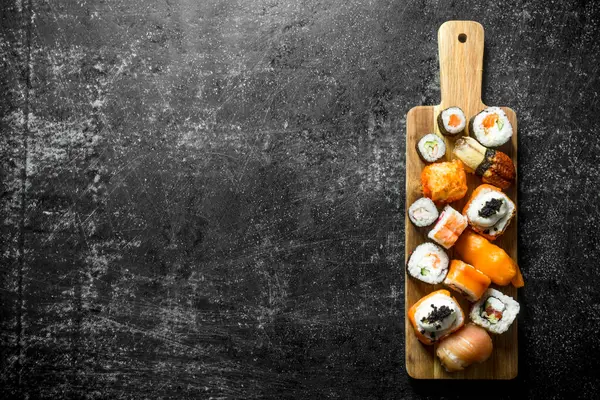 Świeżo Gotowane Sushi Rolkach Deski Krojenia Ciemnym Tle Rustykalnym Obraz Stockowy