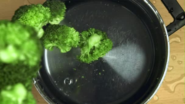 Brokoli Tavaya Düşer Film Yavaş Çekim 1000 Yüksek Kaliteli Fullhd — Stok video