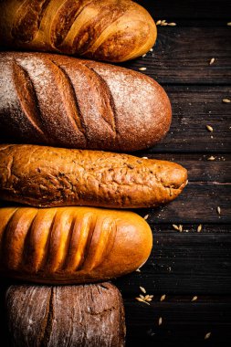Taze taze ekmeğin farklı türleri. Ahşap bir arka planda. Yüksek kalite fotoğraf
