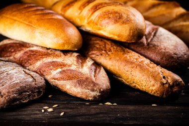 Taze taze ekmeğin farklı türleri. Ahşap bir arka planda. Yüksek kalite fotoğraf