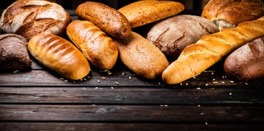 Farklı türde taze pişmiş ekmek. Ahşap bir arka planda. Yüksek kalite fotoğraf