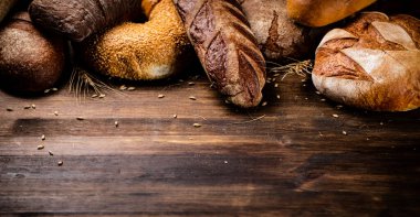 Farklı lezzetli ekmekler. Ahşap bir arka planda. Yüksek kalite fotoğraf