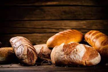 Farklı lezzetli ekmekler. Ahşap bir arka planda. Yüksek kalite fotoğraf