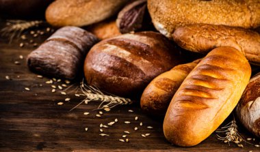 Farklı lezzetli ekmekler. Ahşap bir arka planda. Yüksek kalite fotoğraf