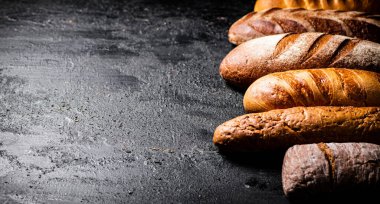 Bir çeşit taze kokulu ekmek. Siyah bir arka planda. Yüksek kalite fotoğraf