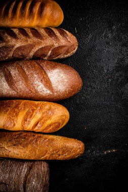 Bir çeşit taze kokulu ekmek. Siyah bir arka planda. Yüksek kalite fotoğraf