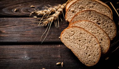 Çivili bir masanın üzerinde dilimlenmiş ekmek. Ahşap bir arka planda. Yüksek kalite fotoğraf