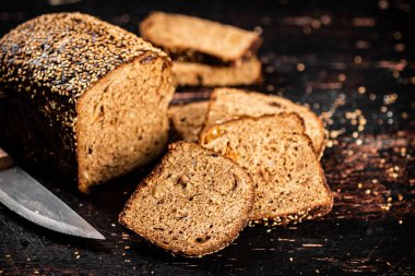Masada dilimlenmiş mis kokulu ekmek. Karanlık bir arka plana karşı. Yüksek kalite fotoğraf
