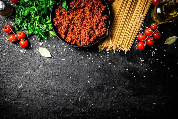 Bolognese Sauce Frying Pan Pasta Dry Parsley Black Background High — Stock Photo, Image