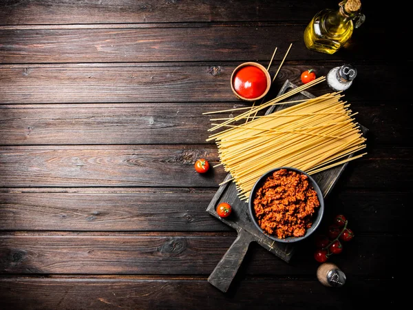 Salsa Bolognese Una Ciotola Tagliere Con Spaghetti Secchi Uno Sfondo — Foto Stock