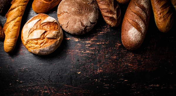 不同类型的新鲜脆面包 在木制的背景上 高质量的照片 — 图库照片
