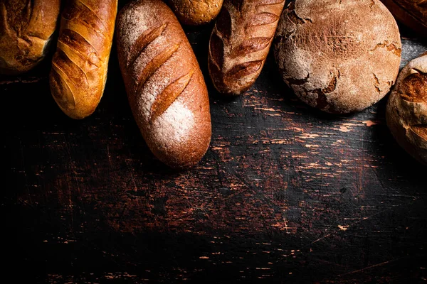 不同类型的新鲜脆面包 在木制的背景上 高质量的照片 — 图库照片