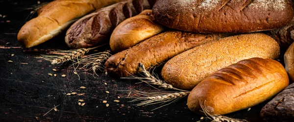 Разнообразие Вкусного Хлеба Столе Темном Фоне Высокое Качество Фото — стоковое фото