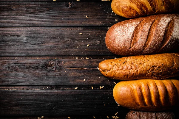 新鮮なシャキッとしたパンの異なるタイプ 木製の背景に 高品質の写真 — ストック写真