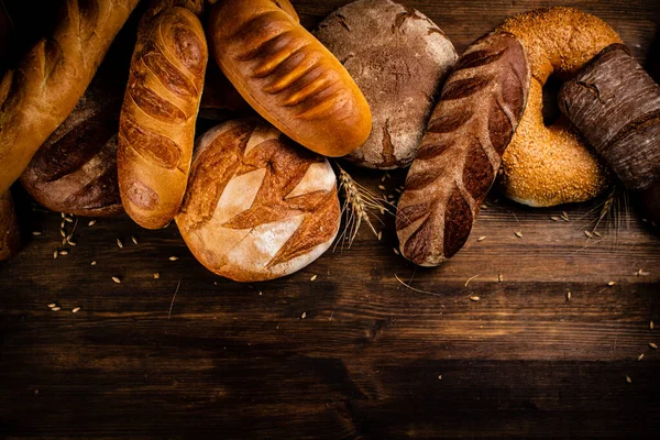 Различные Виды Вкусного Хлеба Деревянном Фоне Высокое Качество Фото — стоковое фото