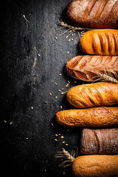 各种芬芳的新鲜面包 在一个黑色的背景 高质量的照片 — 图库照片