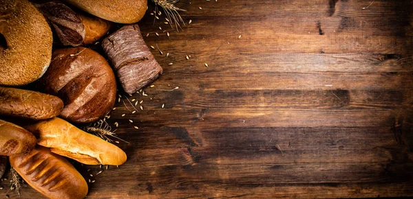 Различные Виды Вкусного Хлеба Деревянном Фоне Высокое Качество Фото Стоковое Изображение