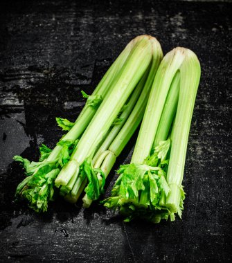 Masadaki taze kereviz sapları. Siyah bir arka planda. Yüksek kalite fotoğraf