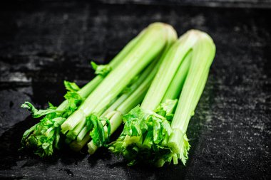 Masadaki taze kereviz sapları. Siyah bir arka planda. Yüksek kalite fotoğraf