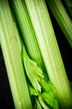 Masadaki taze kereviz sapları. Siyah bir arka planda. Yüksek kalite fotoğraf